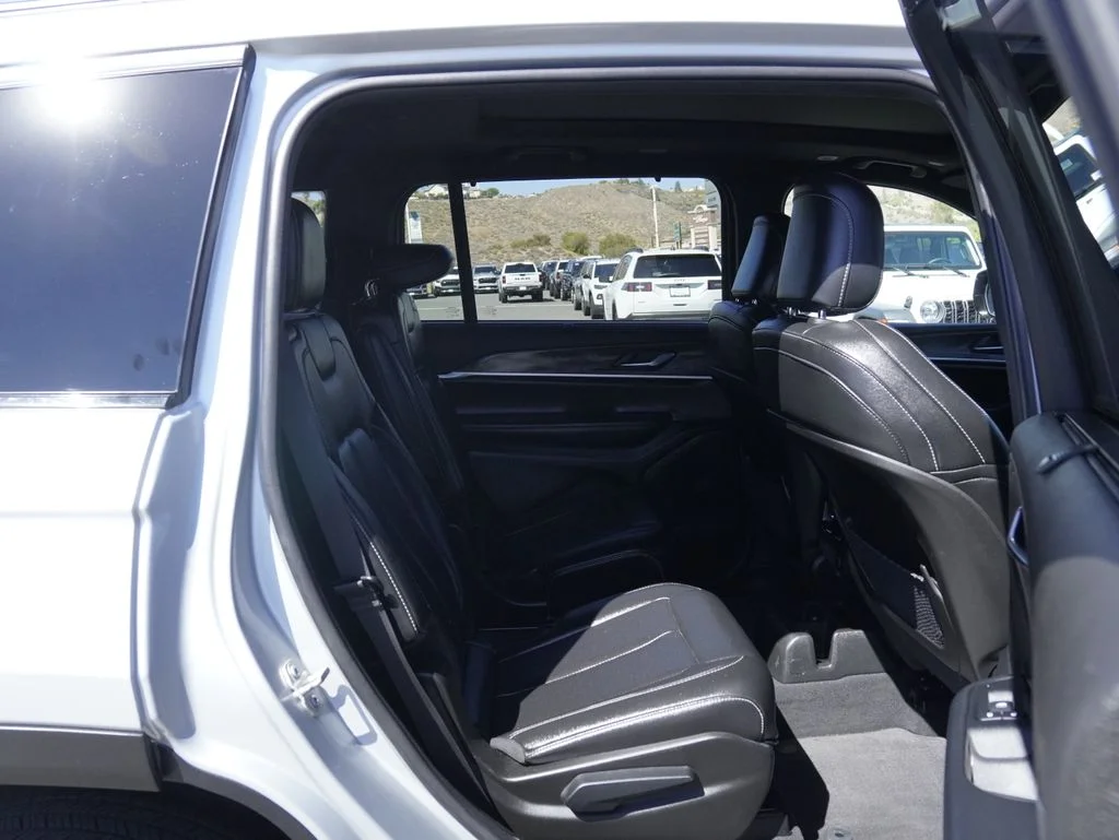 Used 2024 Silver Jeep Limited image 27
