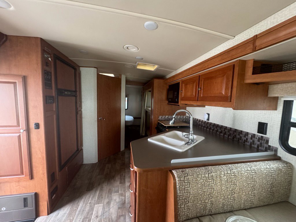 Used 2017  Winnebago 31BE image 16