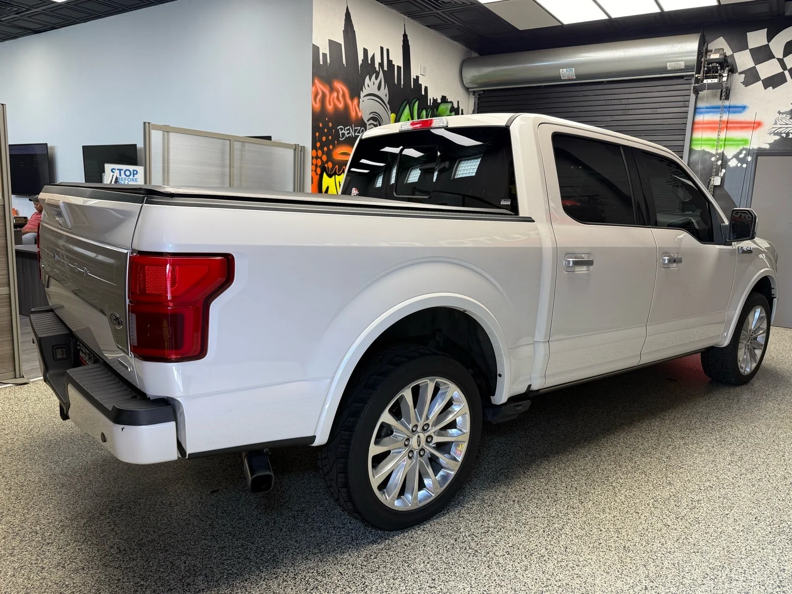 Used 2018 White Platinum Metallic Tri-Coat (ug) Ford Limited image 6