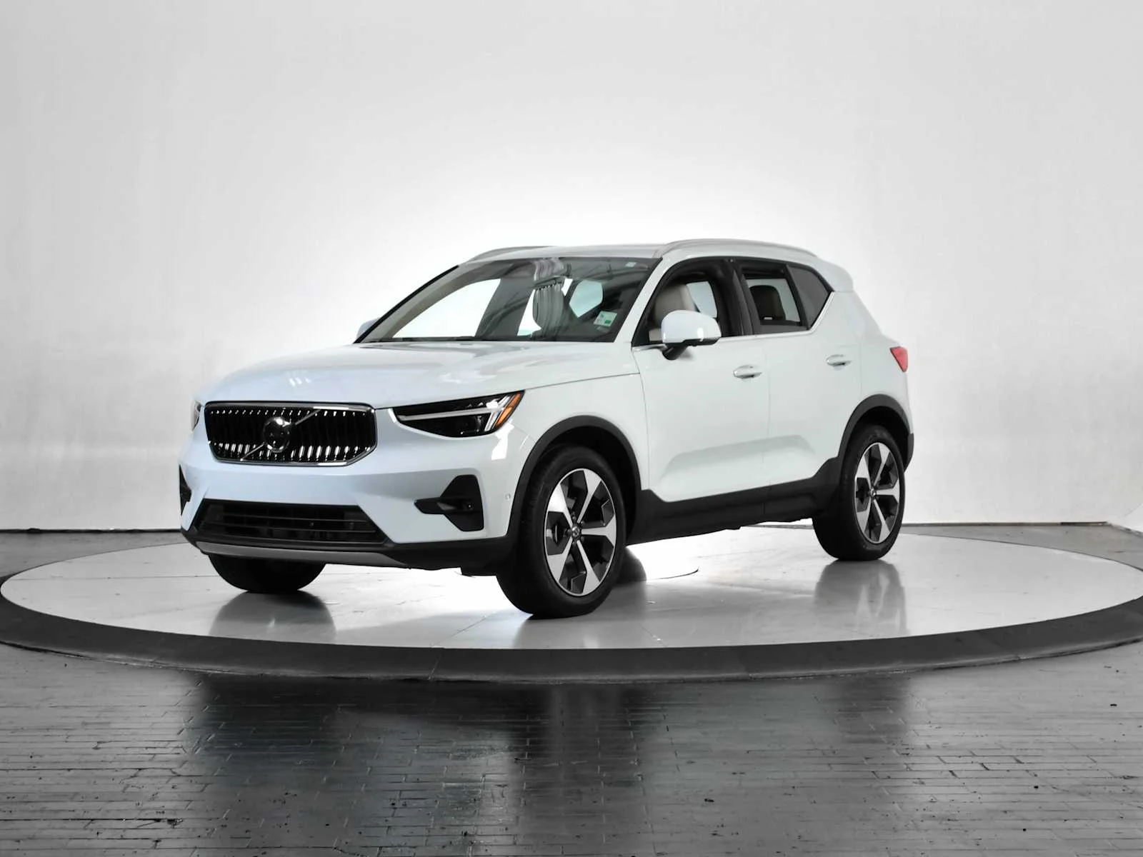 2025 Volvo XC40 B5 Plus Bright AWD's photo