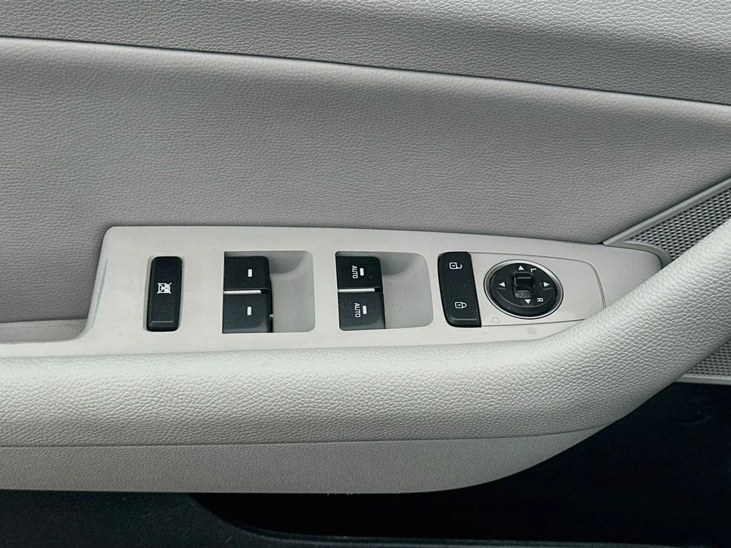 Used 2019 White Hyundai SEL image 17