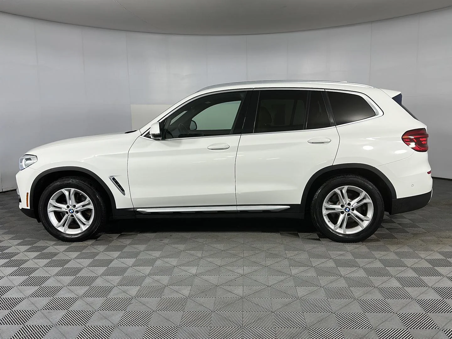 Used 2020 Alpine White BMW xDrive30i image 4