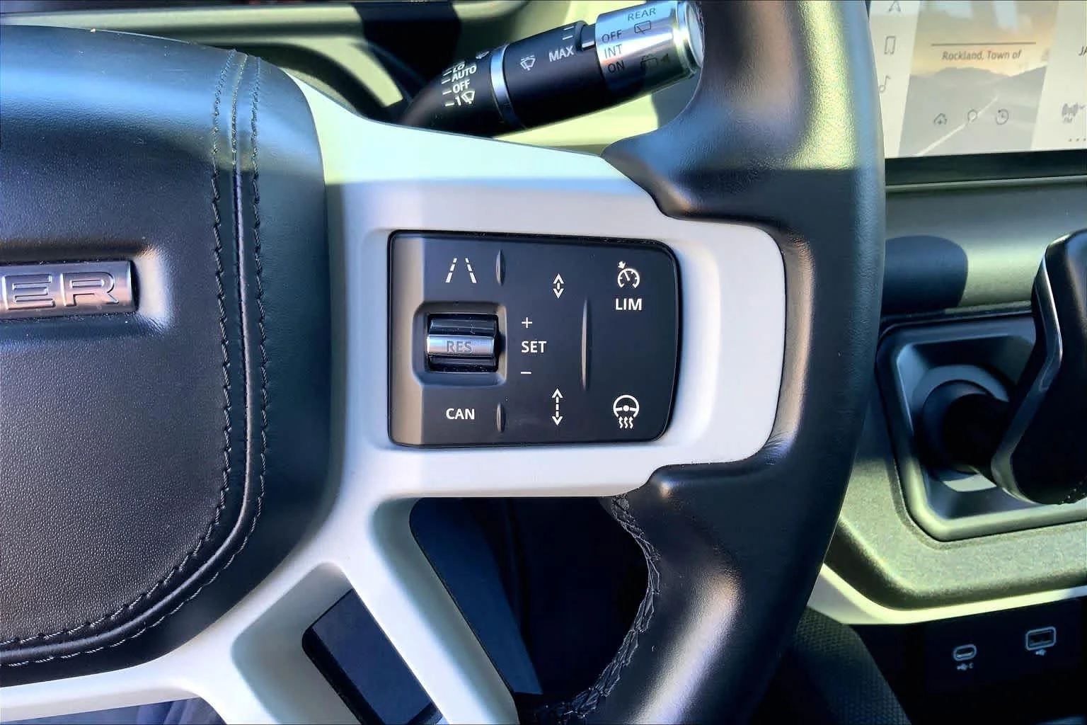 Used 2022 BLACK Land Rover X-Dynamic HSE image 23