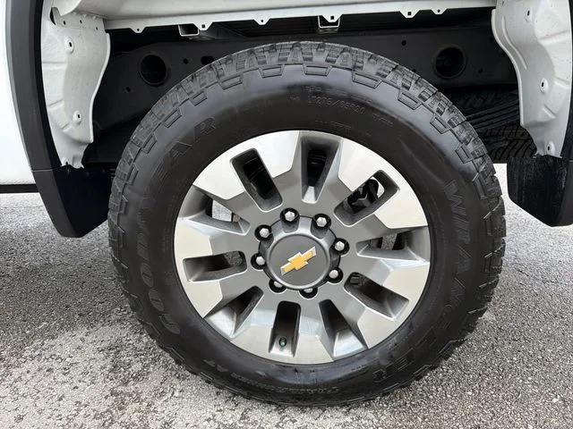 Used 2025 White Chevrolet Custom image 25