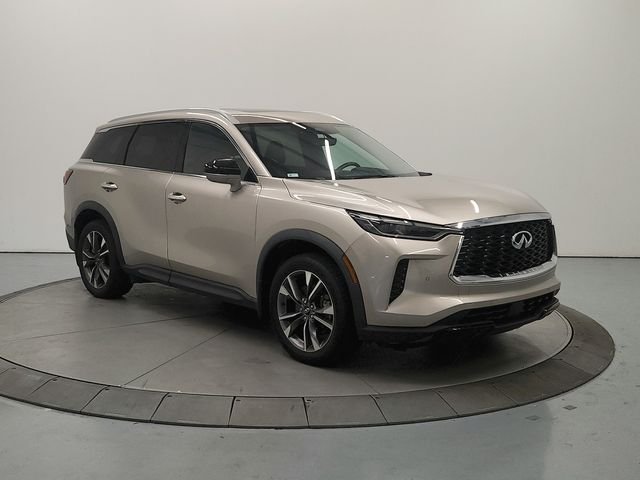 Used 2023 Silver INFINITI LUXE image 3