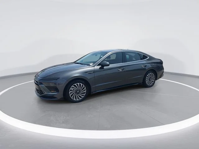 Used 2025 Gray Hyundai SEL image 4