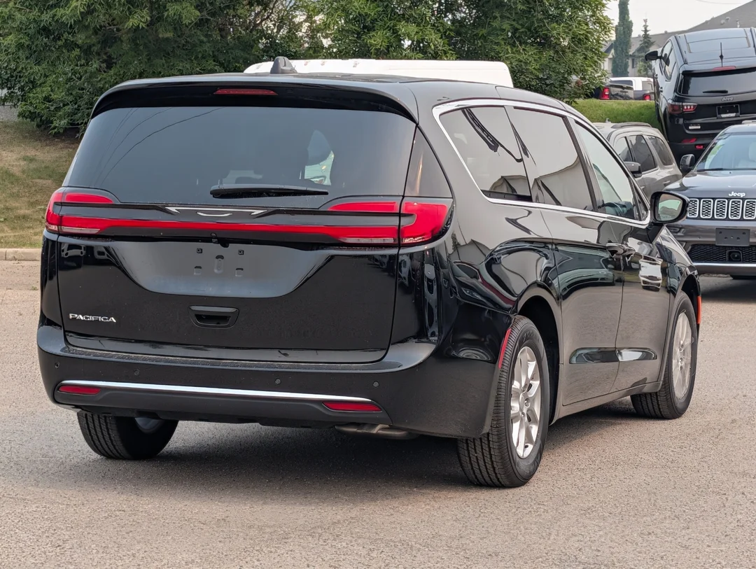 New 2027 Black Chrysler Select - - FWD - Stow n Go Seating - Adaptive Cruise - Apple CarPlay & More! image 8