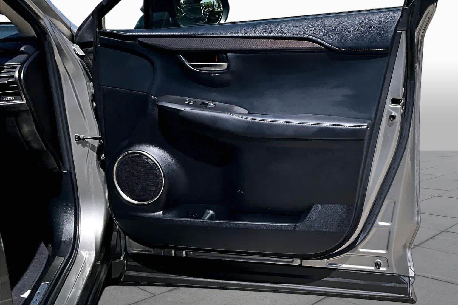 Used 2019 Atomic Silver Lexus  image 27