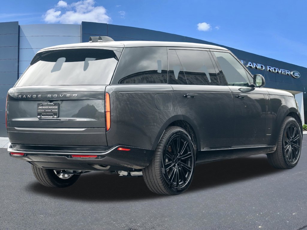 New 2026 Carpathian Grey Land Rover SE image 4