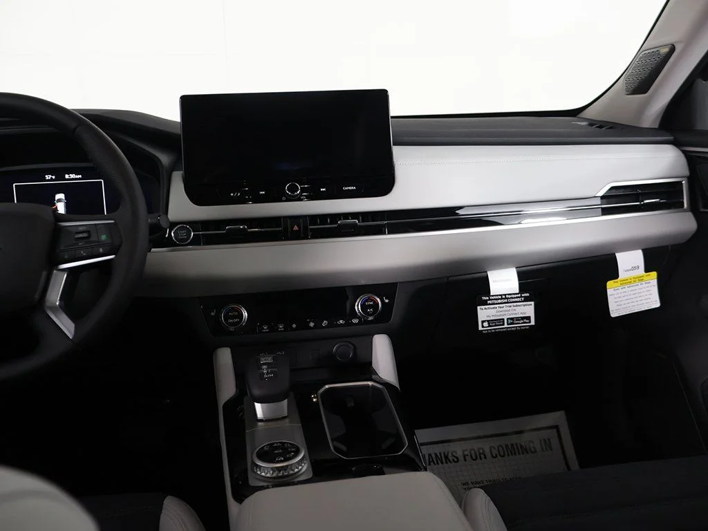 2025 Mitsubishi Outlander SE - Photo 38