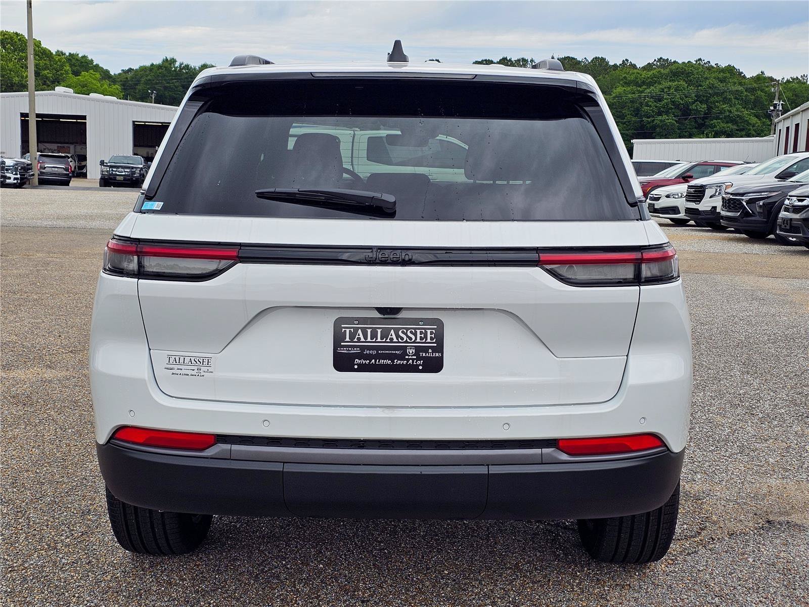 New 2026 Bright White Clear-Coat Exterior Paint Jeep Limited image 10