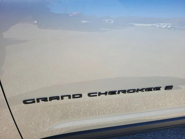 New 2026 Silver Zynith Exterior Paint Jeep Altitude image 3