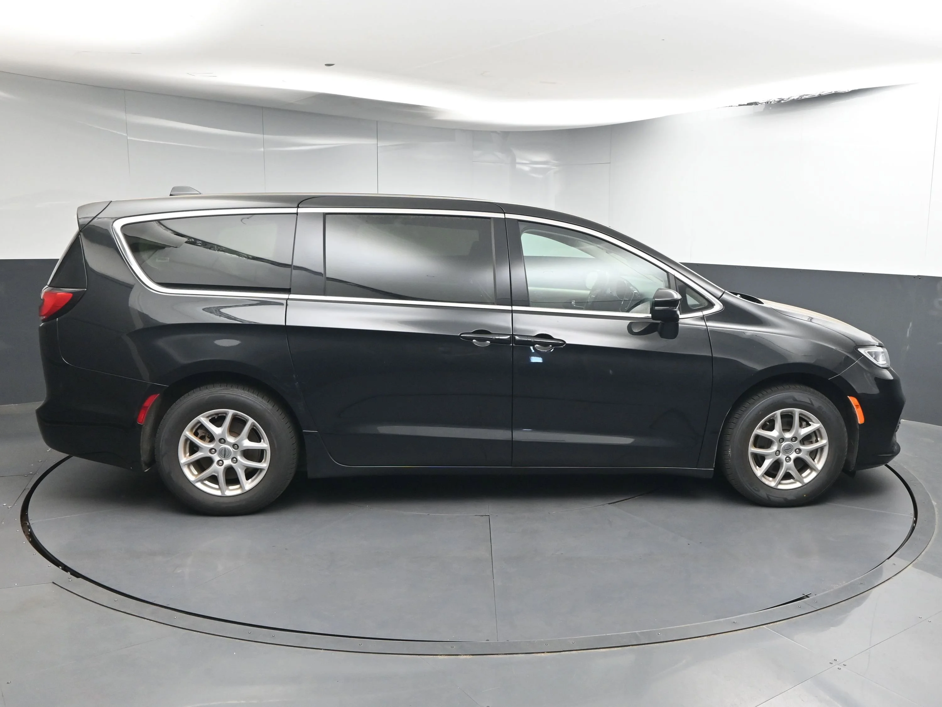 2023 Chrysler Pacifica Touring L - Photo 8