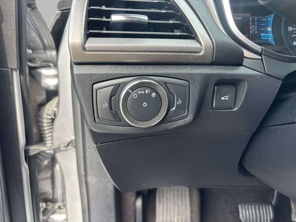 Used 2020 Silver Ford SE image 19