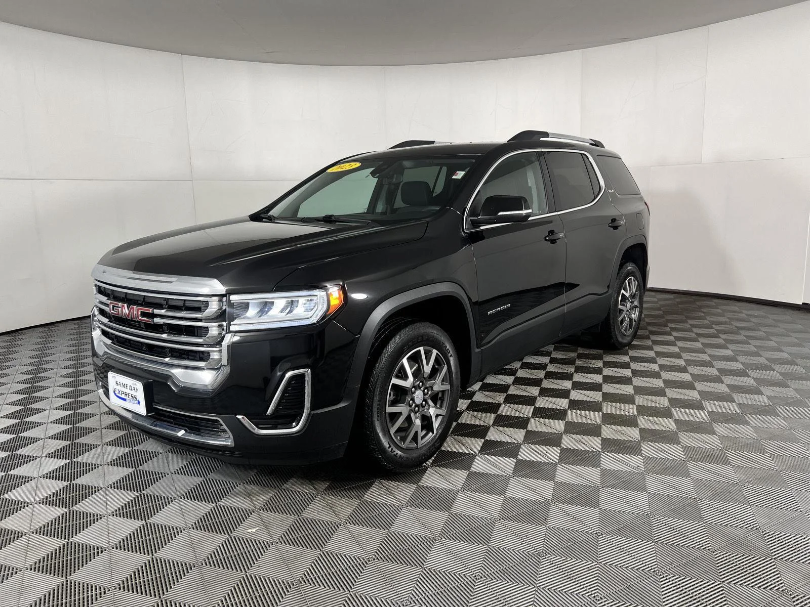 Used 2023 Ebony Twilight Metallic GMC SLE image 4