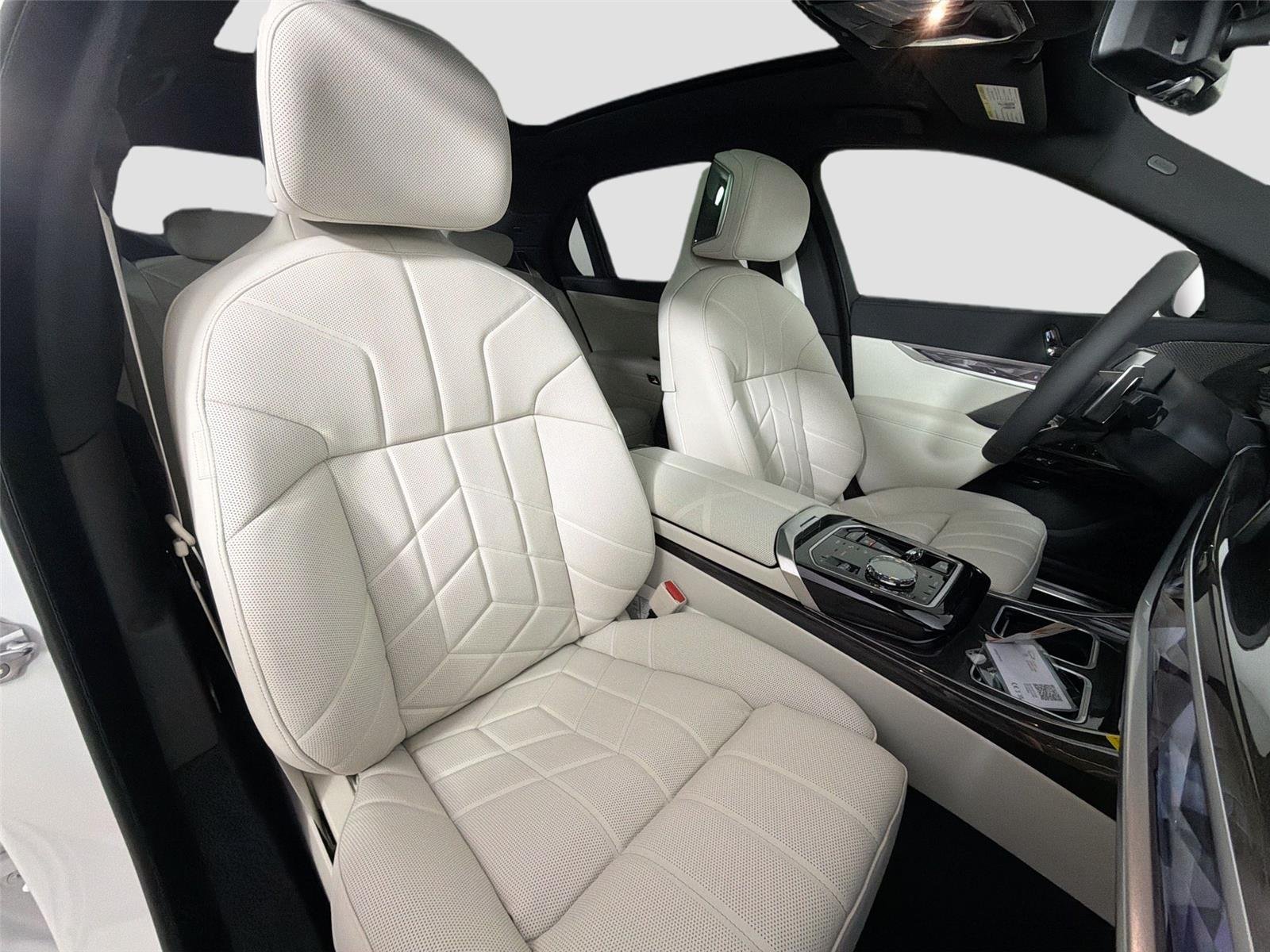 New 2026 Mineral White Metallic BMW 750e xDrive image 25