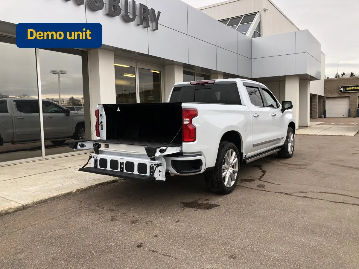 Used 2026 White Chevrolet 4WD Crew Cab 147" High Country image 8