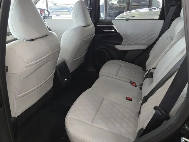 2025 Mitsubishi Outlander Plug-in Hybrid Platinum Edition - Photo 9