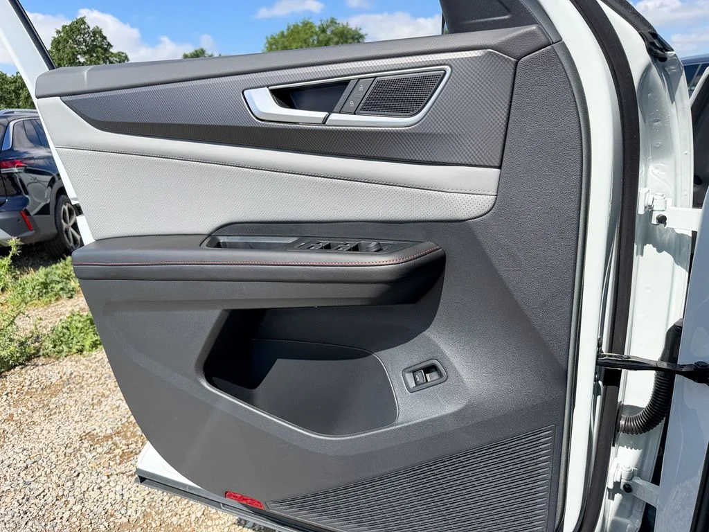 New 2026 Opal White Pearl Volkswagen 2.0T Peak Edition image 15