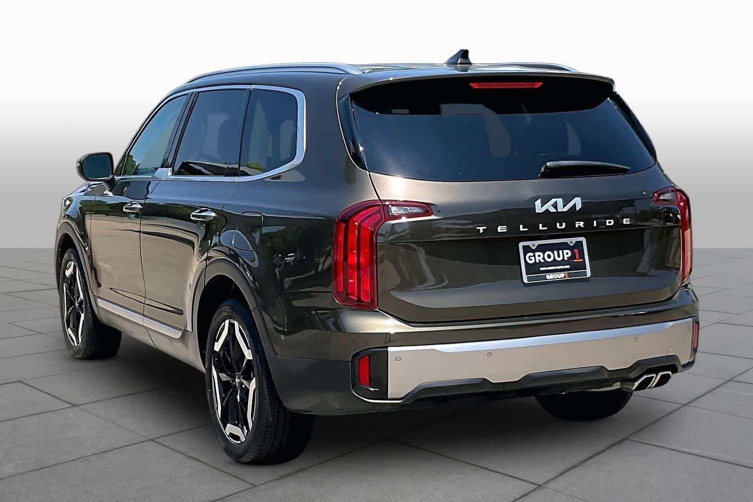 Used 2025 Dark Moss Kia S image 11
