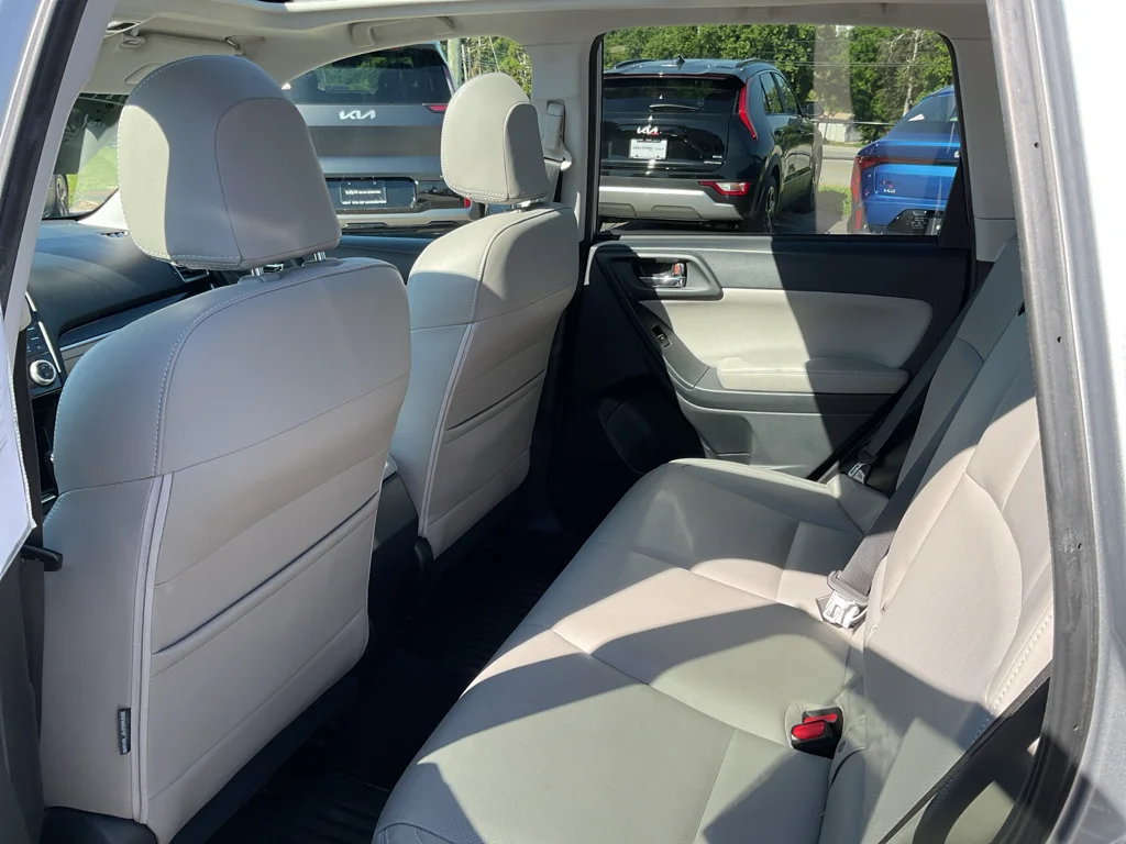 Used 2018 Ice Silver Metallic Subaru Limited image 16
