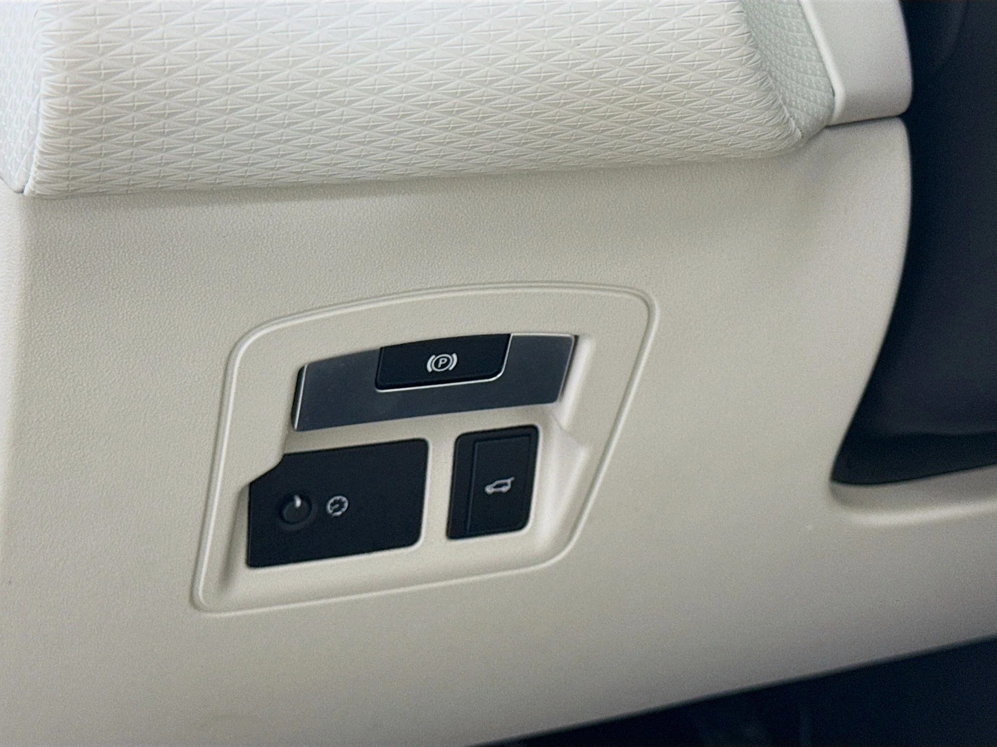 Used 2020 White Land Rover S image 14