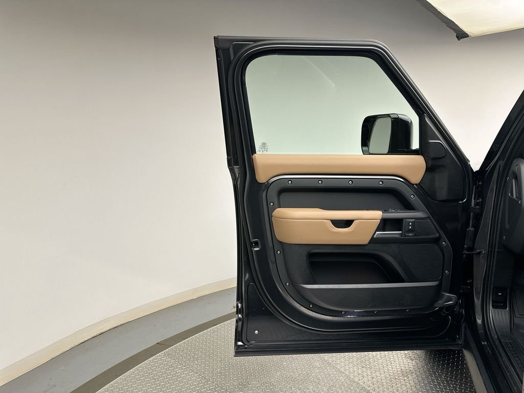 New 2026 Carpathian Grey Prem Met Land Rover X-Dynamic SE image 9