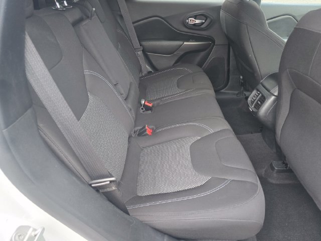 Used 2020 Bright White Clearcoat Jeep Latitude image 28
