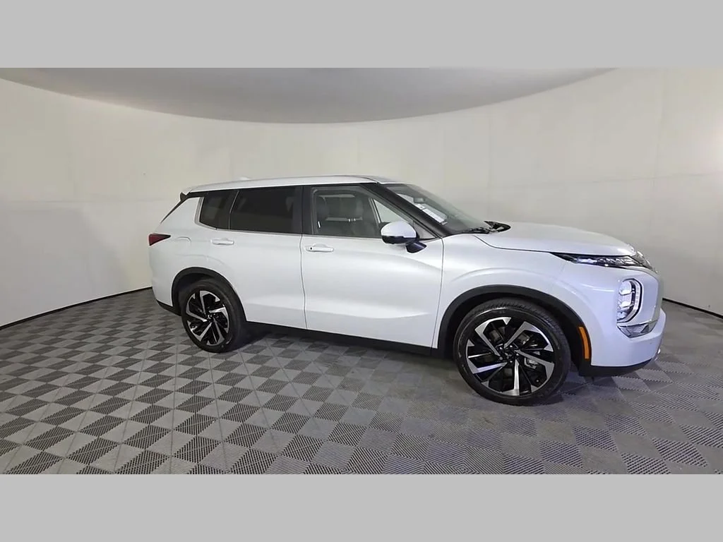Used 2024 White Mitsubishi SE Black Edition image 42