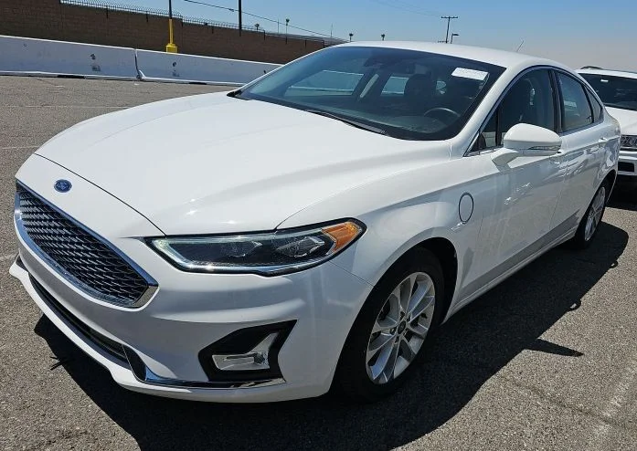 2019 Ford Fusion Plug-In Hybrid Titanium's photo
