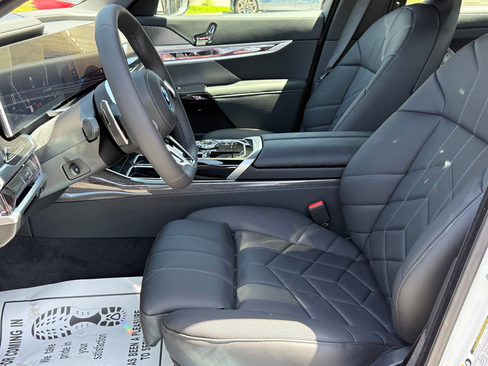 New 2026 Alpine White BMW 750e xDrive image 21