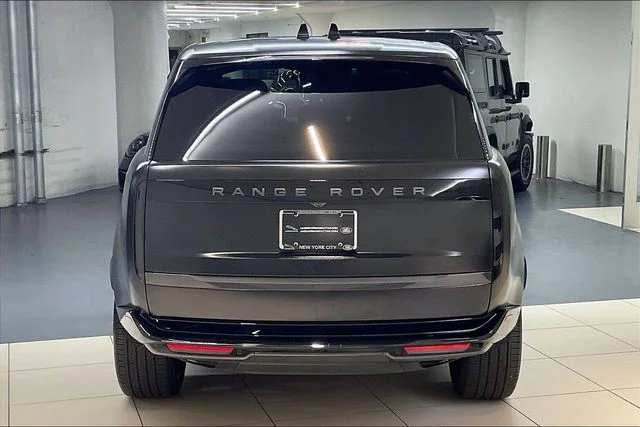 Used 2026 Obsidian Black SV Bespoke Ultra Metallic Satin Land Rover SE image 3