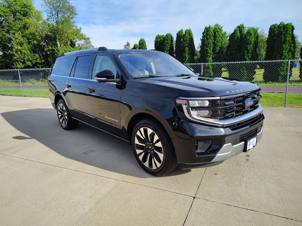 Used 2025 Agate Black Metallic Ford Platinum image 27