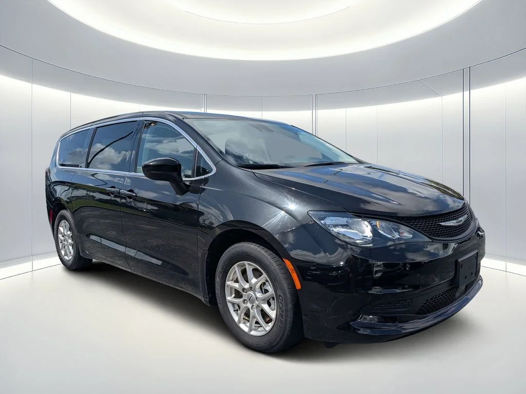 2023 Chrysler Voyager LX's photo