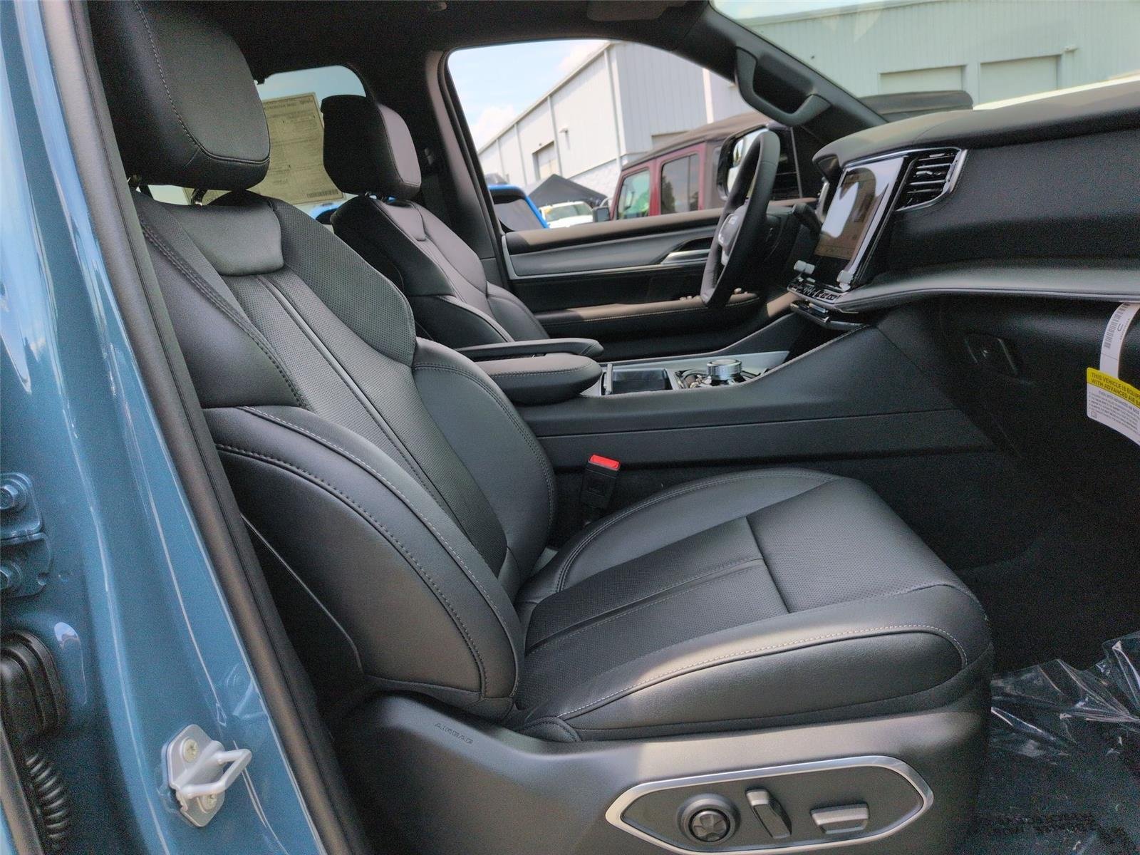 New 2026 Steel Blue Exterior Paint Jeep Limited Reserve image 39