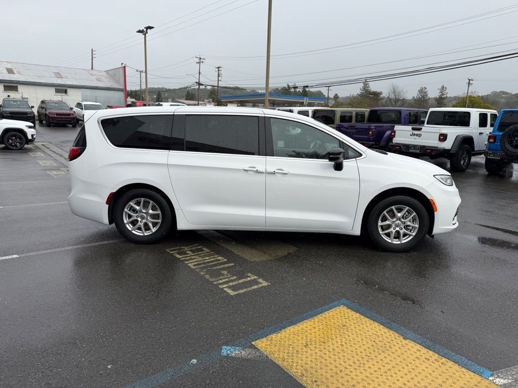 2025 Chrysler Pacifica Select - Photo 7