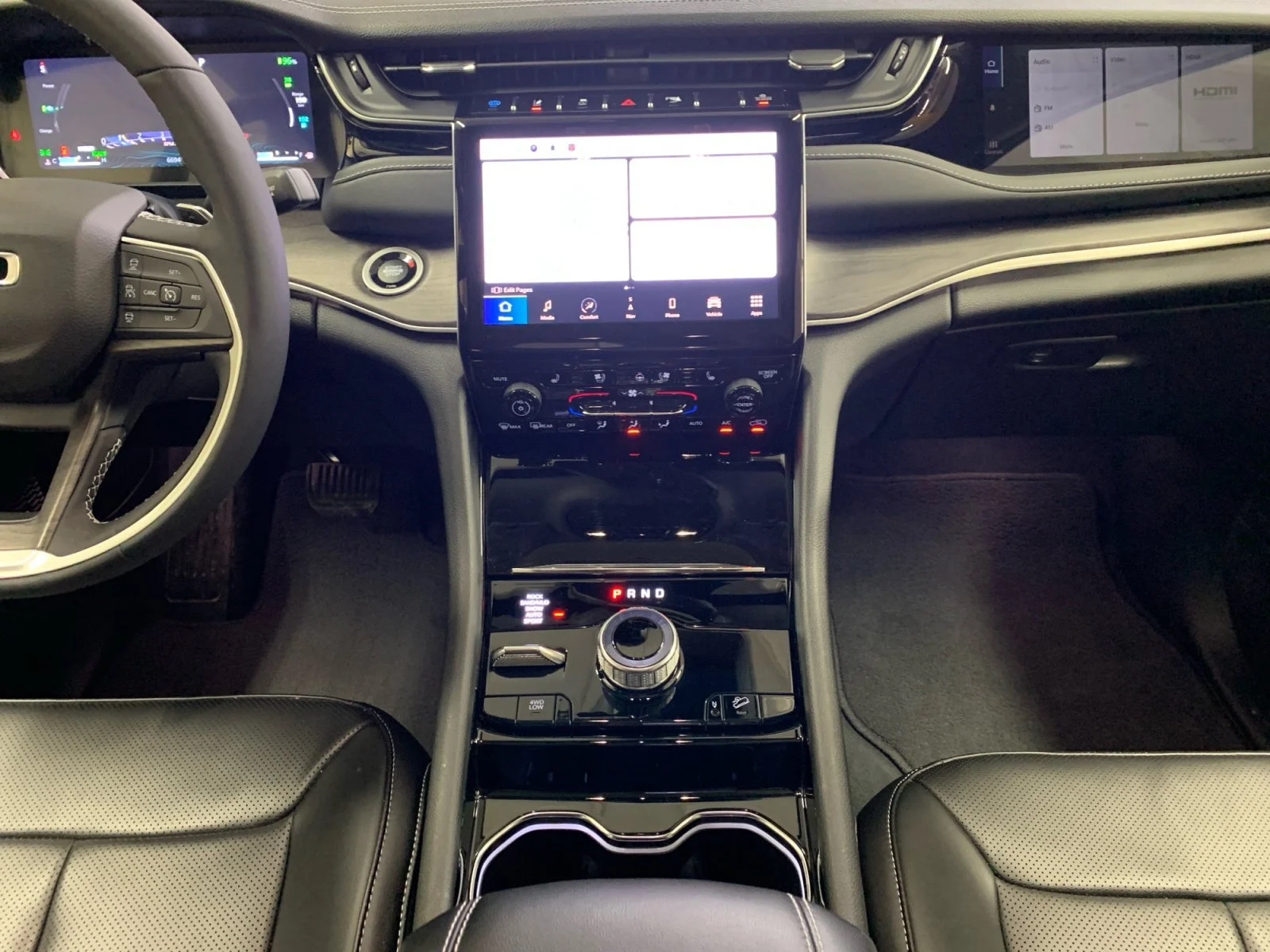 New 2023 Diamond Black Crystal Pearl Jeep  image 15
