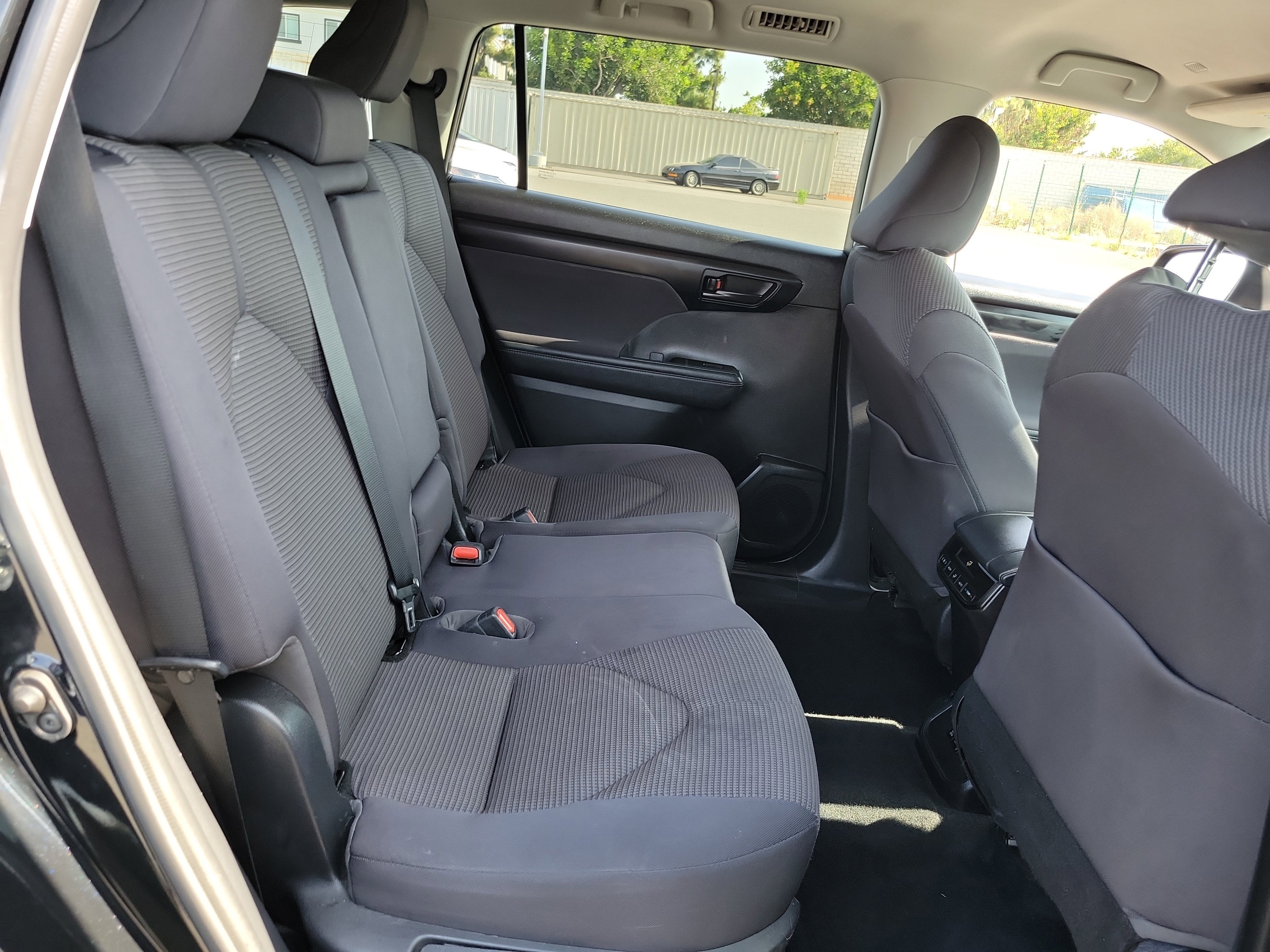 2021 Toyota Highlander LE - Photo 20