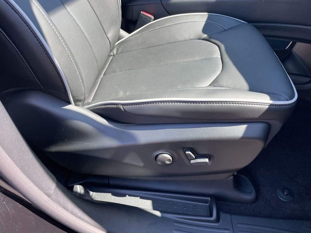 New 2026 Diamond Black Crystal Pearl-Coat Exterior Paint Chrysler Limited image 39