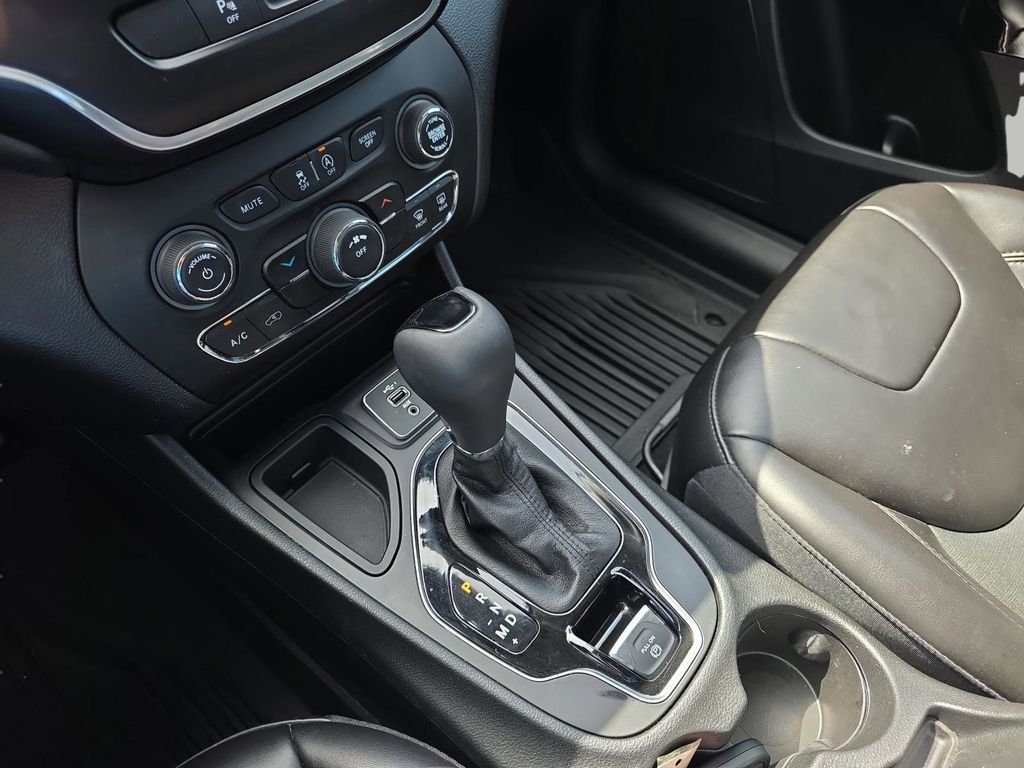 Used 2021 Gray Jeep Latitude Plus image 24