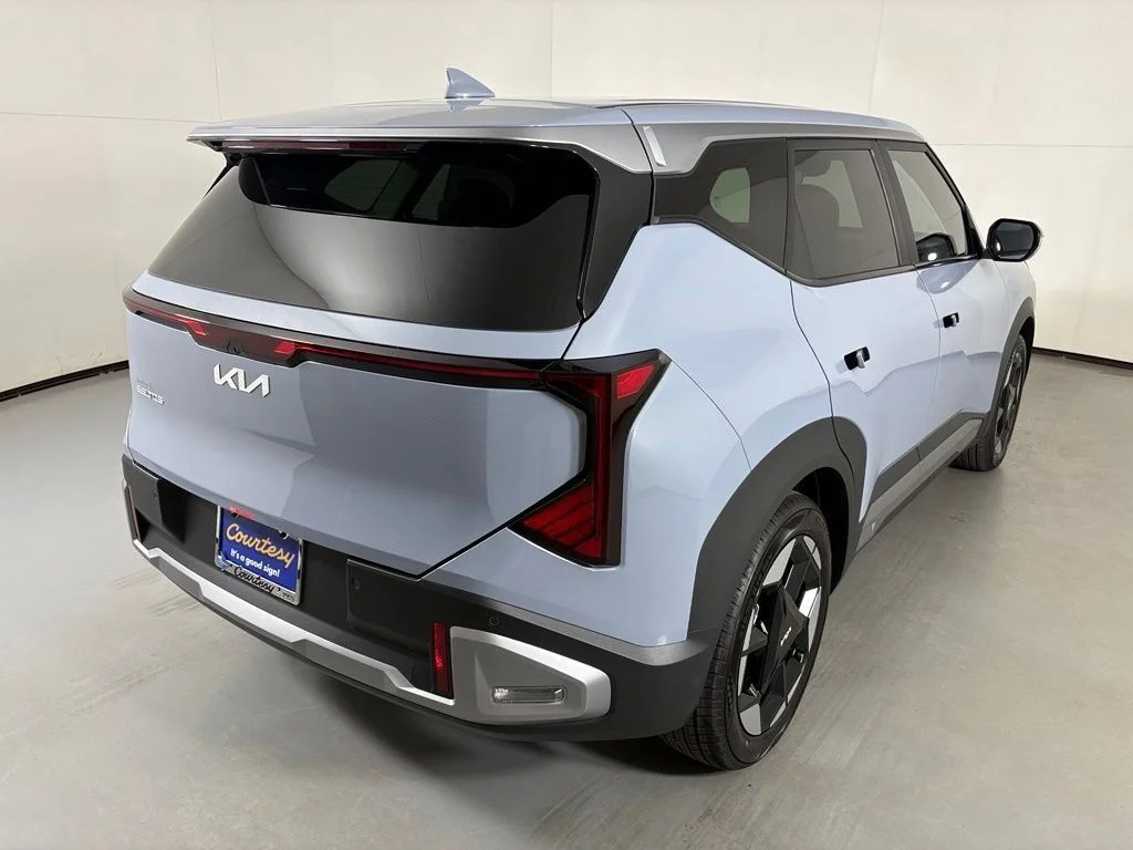 New 2027 Pale Gray Kia S image 8