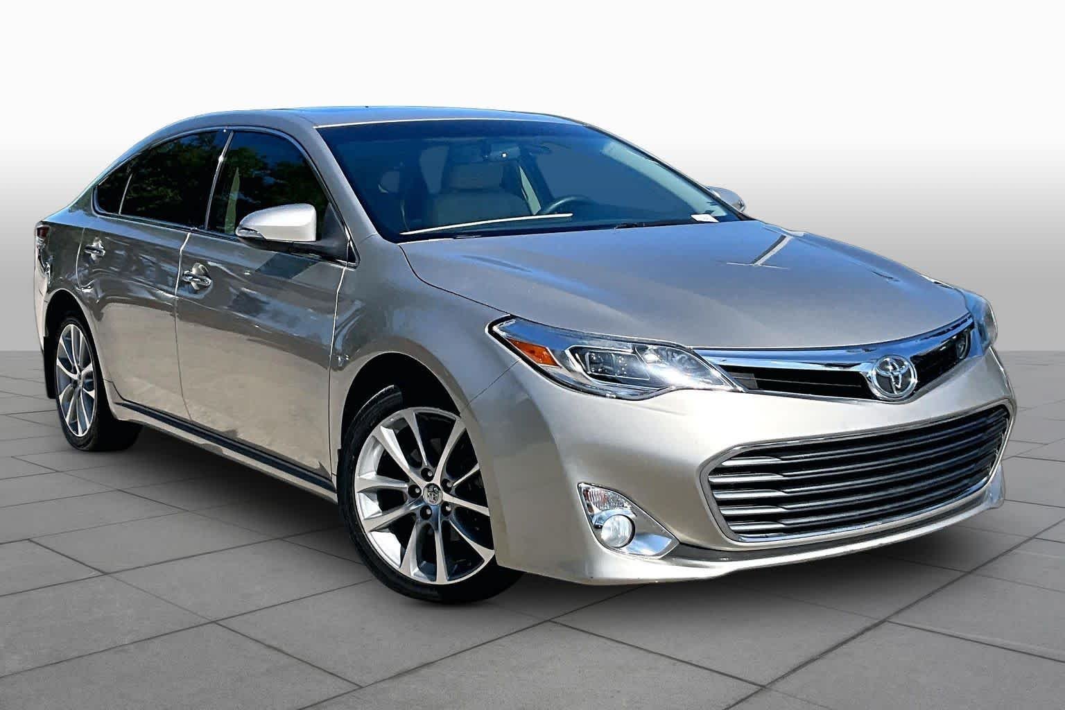 Used 2014 Creme Brulee Mica Toyota XLE image 3