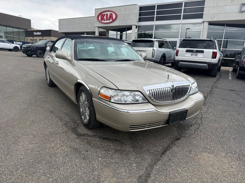Used 2005 Beige Lincoln Signature image 4