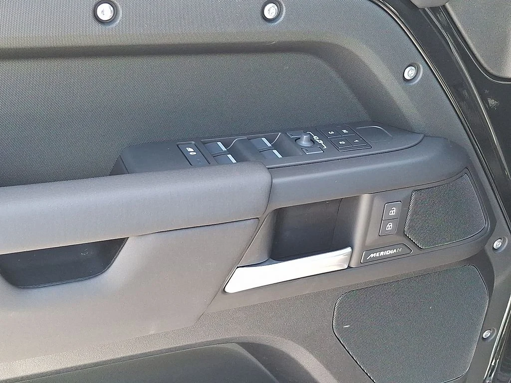 New 2026 Santorini Black Land Rover S image 8