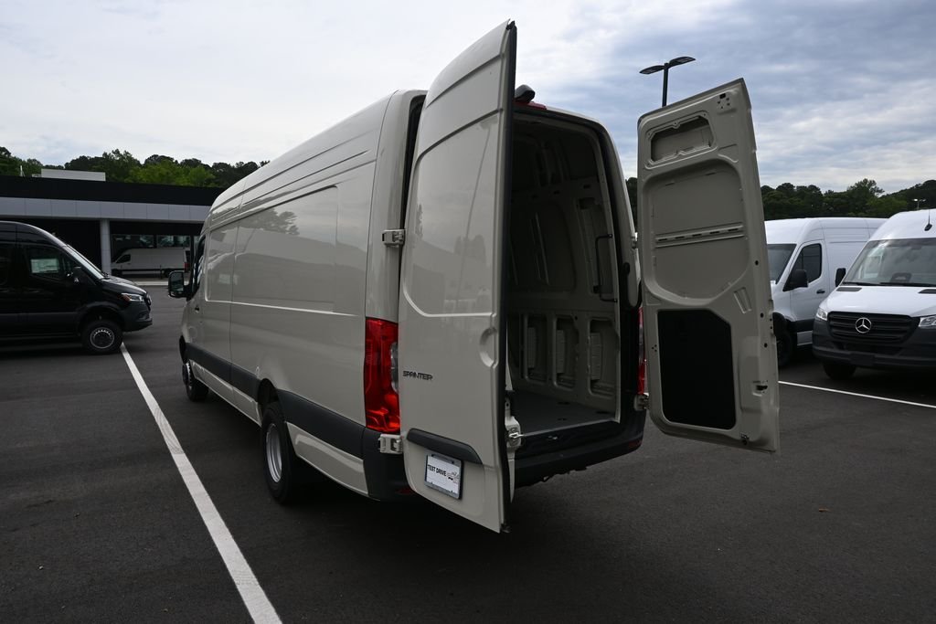 Used 2025 Pebble Gray Mercedes-Benz Cargo 170 WB image 27