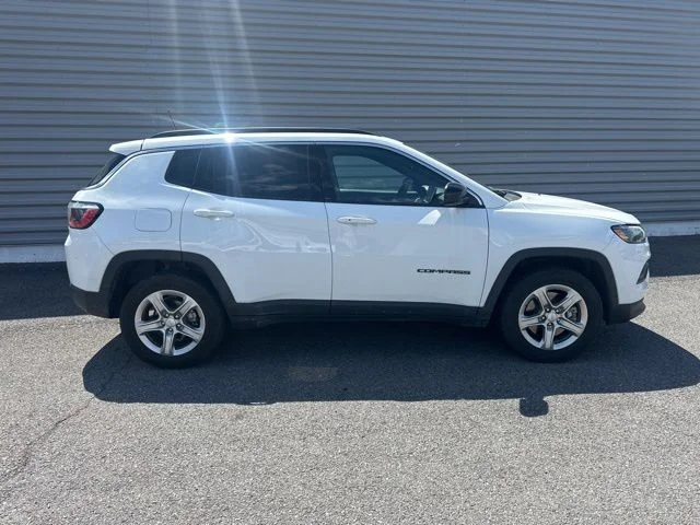 Used 2024 White Jeep Latitude image 4