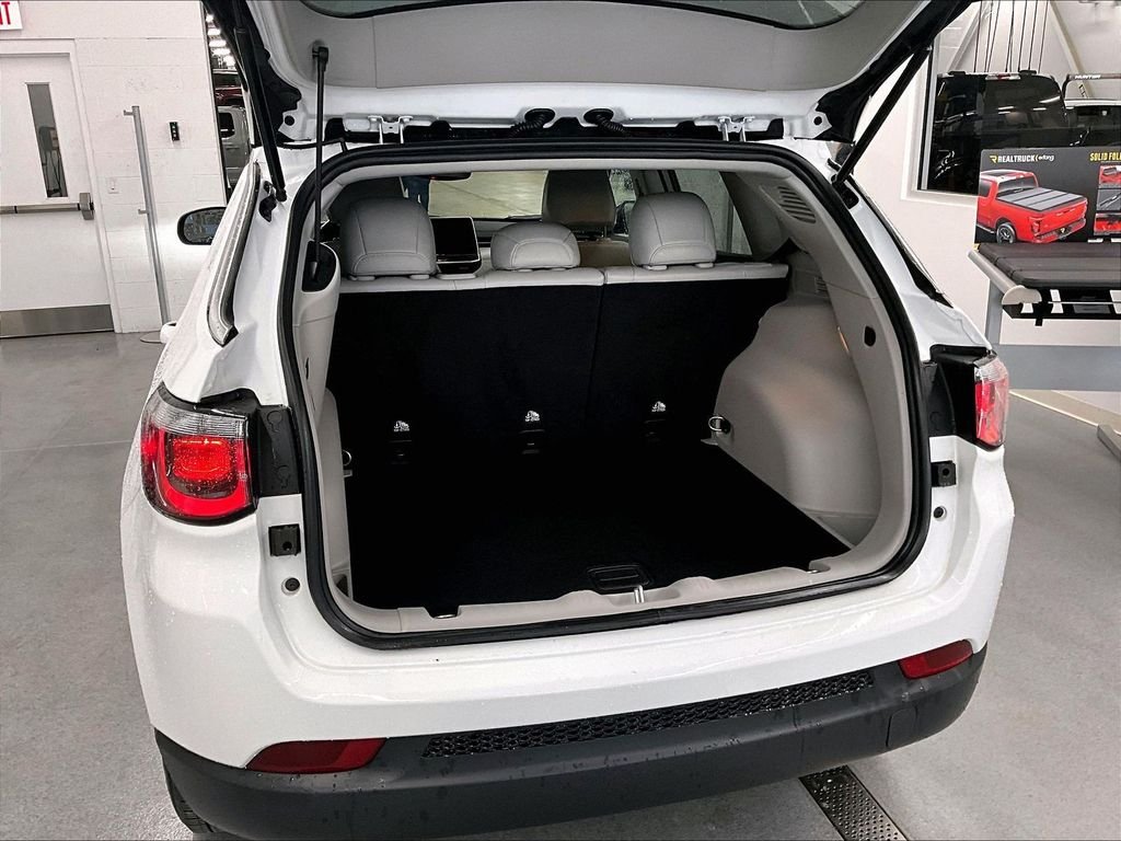 Used 2022 Bright White Clearcoat Jeep Latitude image 34
