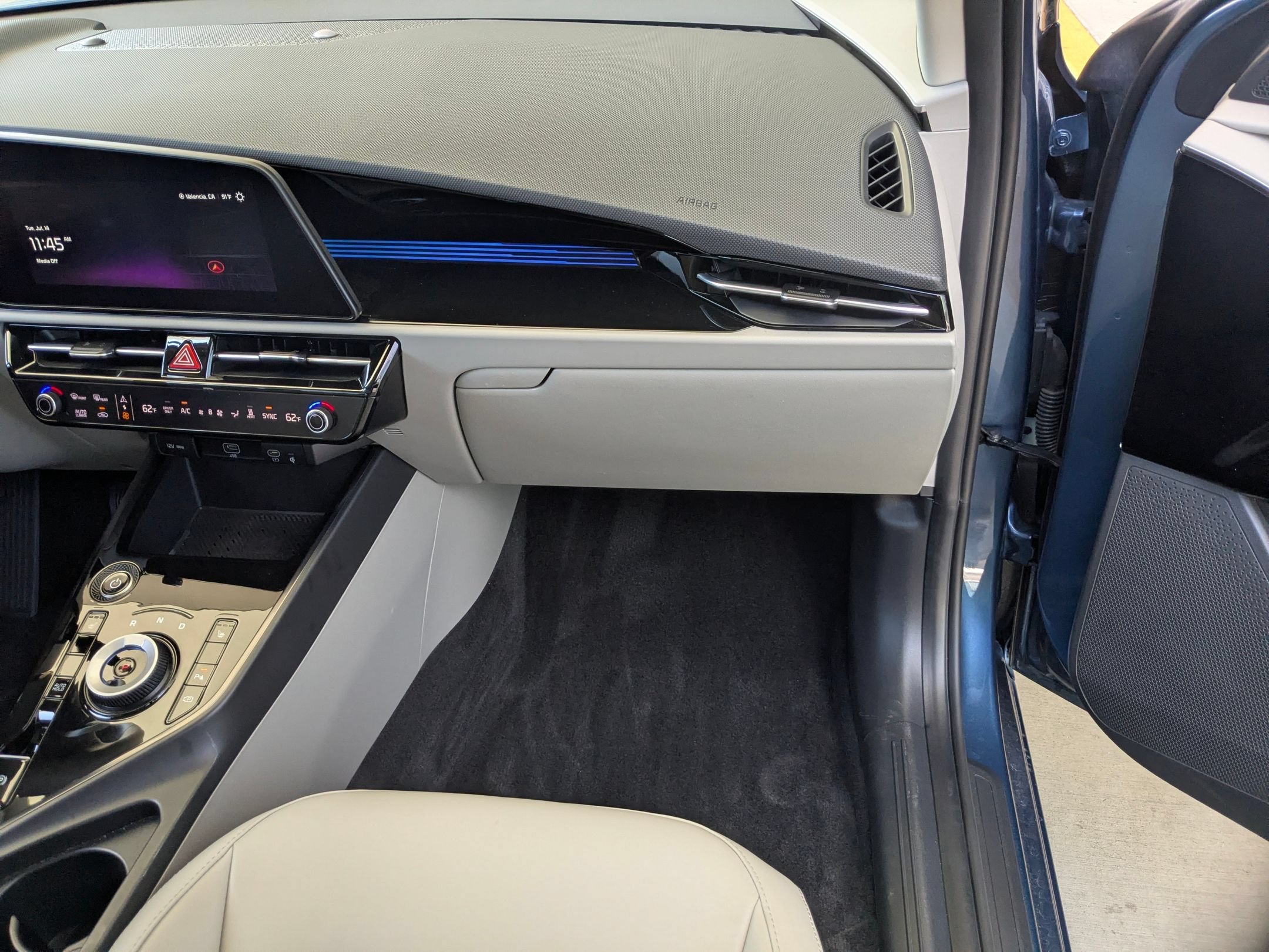 Used 2023 Mineral Blue Kia Wind image 25