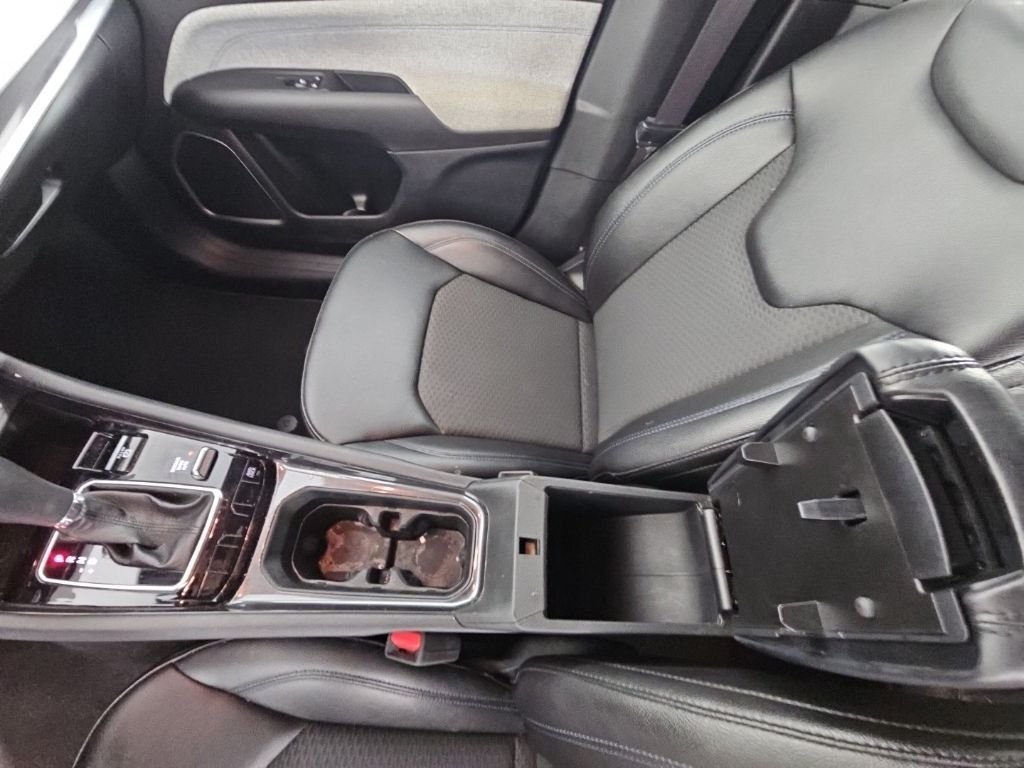 Used 2024 Silver Jeep Latitude image 30