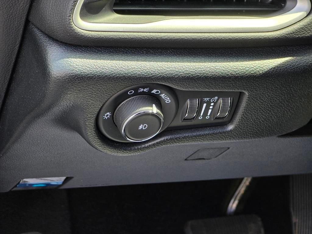 Used 2025 White Chrysler Select image 8